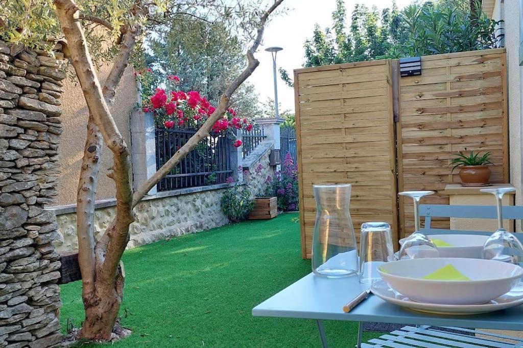 Gite De L'Olivier, Classe, Climatise, Jardin Avec Parking Gratuit Devant Le Logement Et A 5 Minutes Du Centre-Ville A Pied LʼIsle-sur-la-Sorgue Dış mekan fotoğraf
